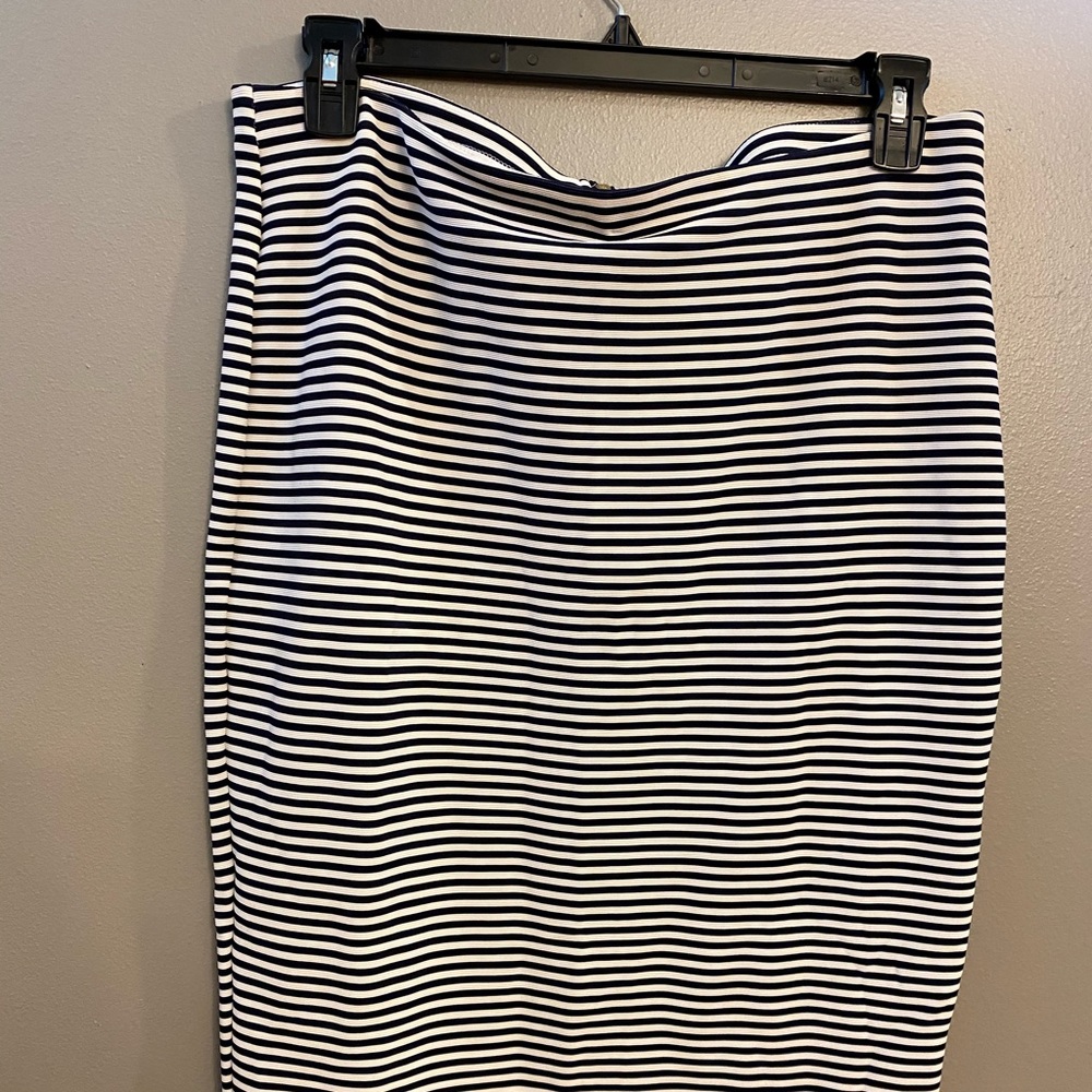 Back zip skirt